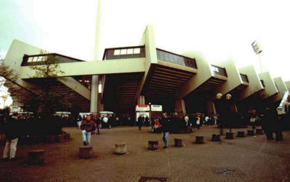 Ruhrstadion von außen