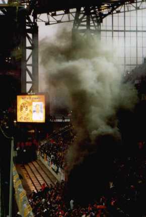 Westfalenstadion - Nordtribüne in schwarzem Rauch