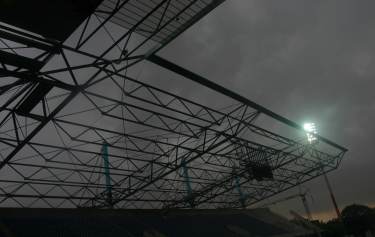MSV-Arena (Wedau-Stadion) - Blick durchs Dach auf den Himmel