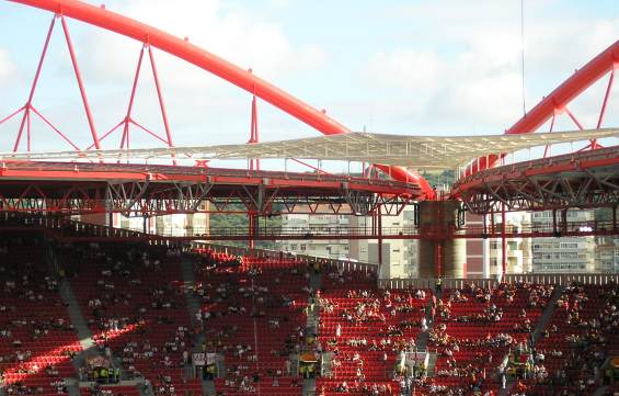 Estádio da Luz Lisboa - sehenswerte Dachkonstruktion mit 'Eckflicken'