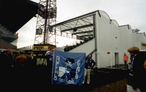 Ottenstadion und Buffalo-Grrrls-Banner samt einem Mitglied und einem Nichtmitglied der Buffalo-Grrrls