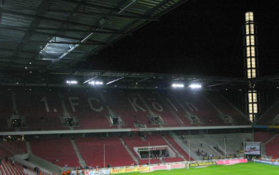 RheinEnergie Stadion - Nordtribüne mit Gästeblock