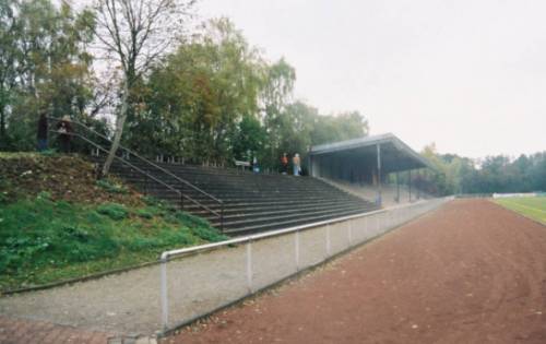 Stadion am Hessenteich - Stufen und Tribüne