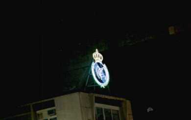 Estadio Santiago Bernabeu - beleuchtetes Vereinszeichen im Stadion