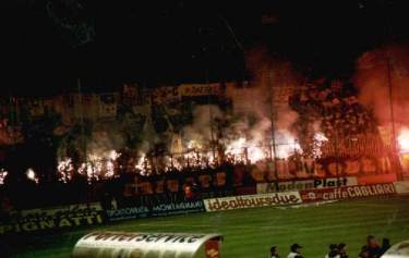 Stadio Alberto Braglia - ... Heimkurve brennt ...