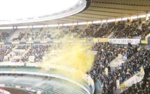 Stadio Bentegodi - Chievo-Fans beim Intro mit gelbem Rauch